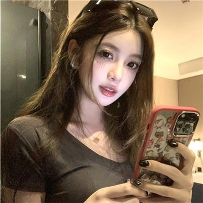 戴流苏耳环的少女